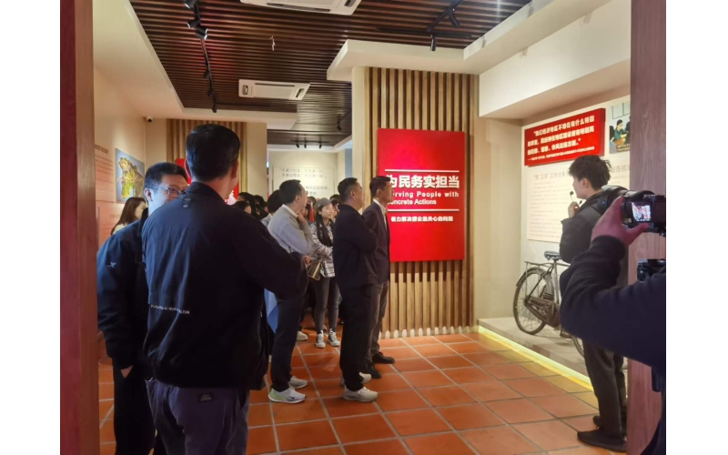 某单位到军营村初心使命馆学习并进行团建活动